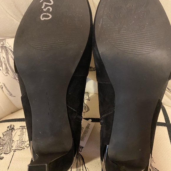 Gorgeous Tahari platform suede boots NWT - Picture 3 of 3